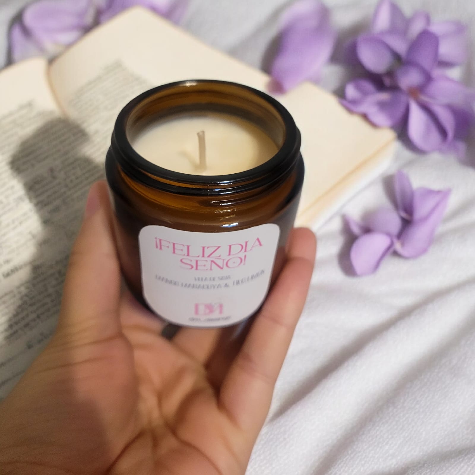 Vela de soja en recipiente ámbar